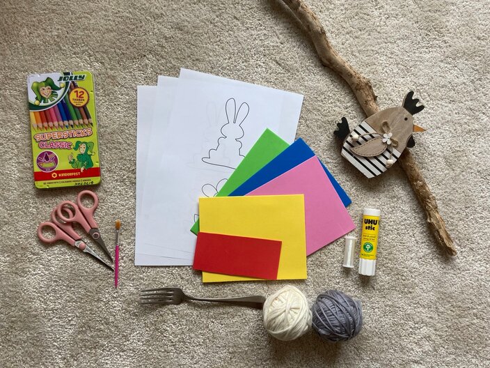 Bastelutensilien aufbereitet Basteln zu Ostern mit Maskottchen Murmli und Berta Familienregion Serfaus-Fiss-Ladis in Tirol | © Serfaus-Fiss-Ladis Marketing GmbH