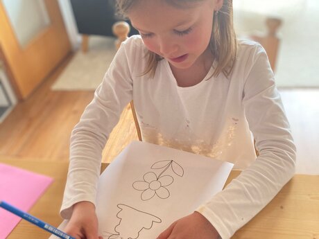 Mädchen beim Ausmalen einer Malvorlage Hase Basteltipp Blog Serfaus-Fiss-Ladis in Tirol | ©  Serfaus-Fiss-Ladis Marketing GmbH