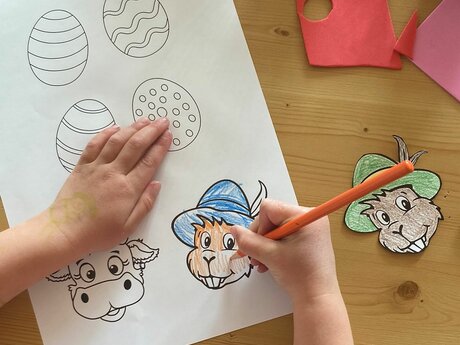 Kind malt eine Malvorlage von Murmli und Berta aus Blog Familienregion Serfaus-Fiss-Ladis in Tirol | © Serfaus-Fiss-Ladis Marketing GmbH