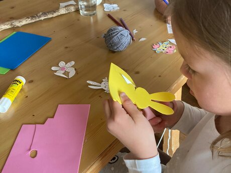 Hasen aus Moosgummi ausschneiden Basteltipp für Kinder Blog Serfaus-Fiss-Ladis in Tirol | © Serfaus-Fiss-Ladis Marketing GmbH