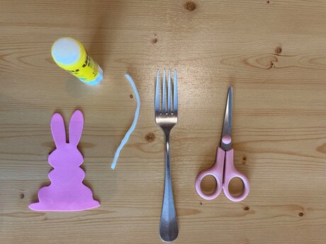 Utensilien Bommel aus Wolle mit Gabel Basteltipp für Kinder Blog Serfaus-Fiss-Ladis in Tirol | ©  Serfaus-Fiss-Ladis Marketing GmbH