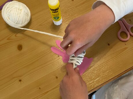 Bommel herstellen Wollfaden um Gabel wickeln Blog Serfaus-Fiss-Ladis in Tirol | ©  Serfaus-Fiss-Ladis Marketing GmbH