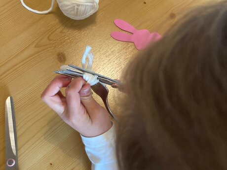 Bommel aus Wolle basteln Hasenschwänzchen Basteltipp Serfaus-Fiss-Ladis in Tirol | ©  Serfaus-Fiss-Ladis Marketing GmbH