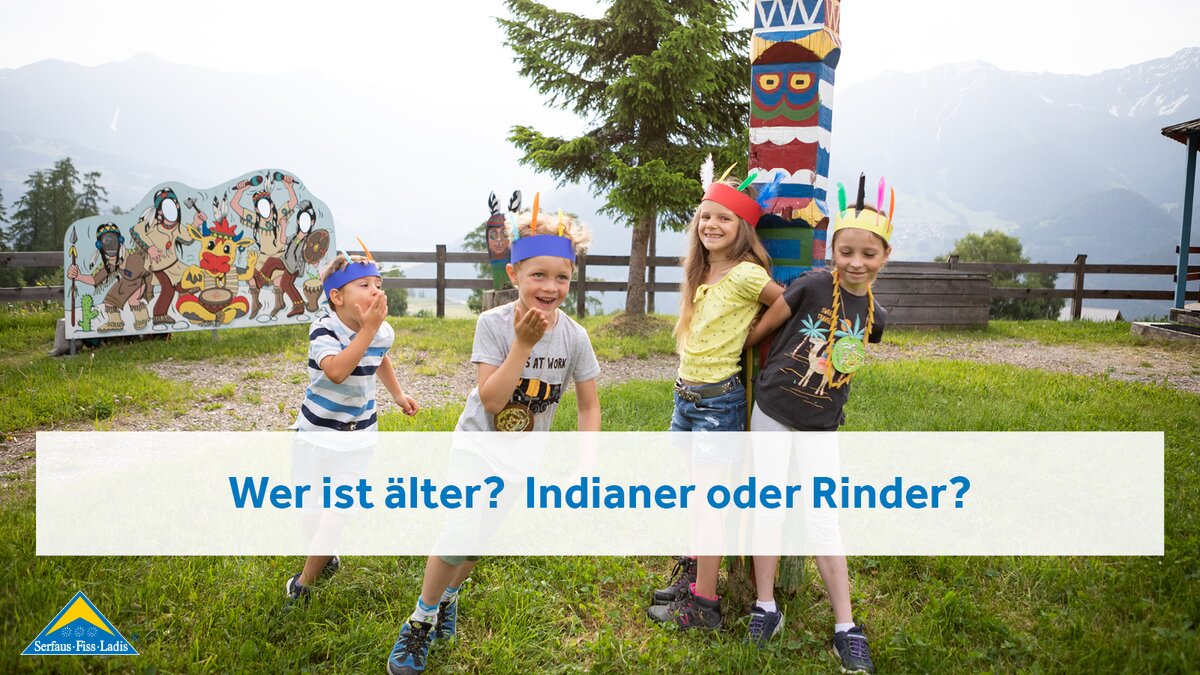 Kinder laufen um einen Totempfahl herum Bertas Kinderland Spielplätze in der Nähe vom Wolfsee in Serfaus-Fiss-Ladis in Tirol | © Serfaus-Fiss-Ladis Marketing GmbH | Andreas Kirschner