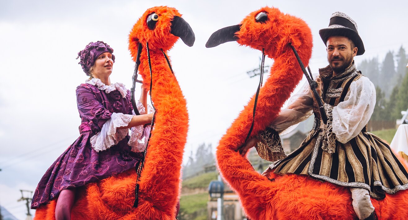 Kostüm mit orangen Vögeln Showeinlage beim Erlebnisabend Fiss  | © Spielvolk