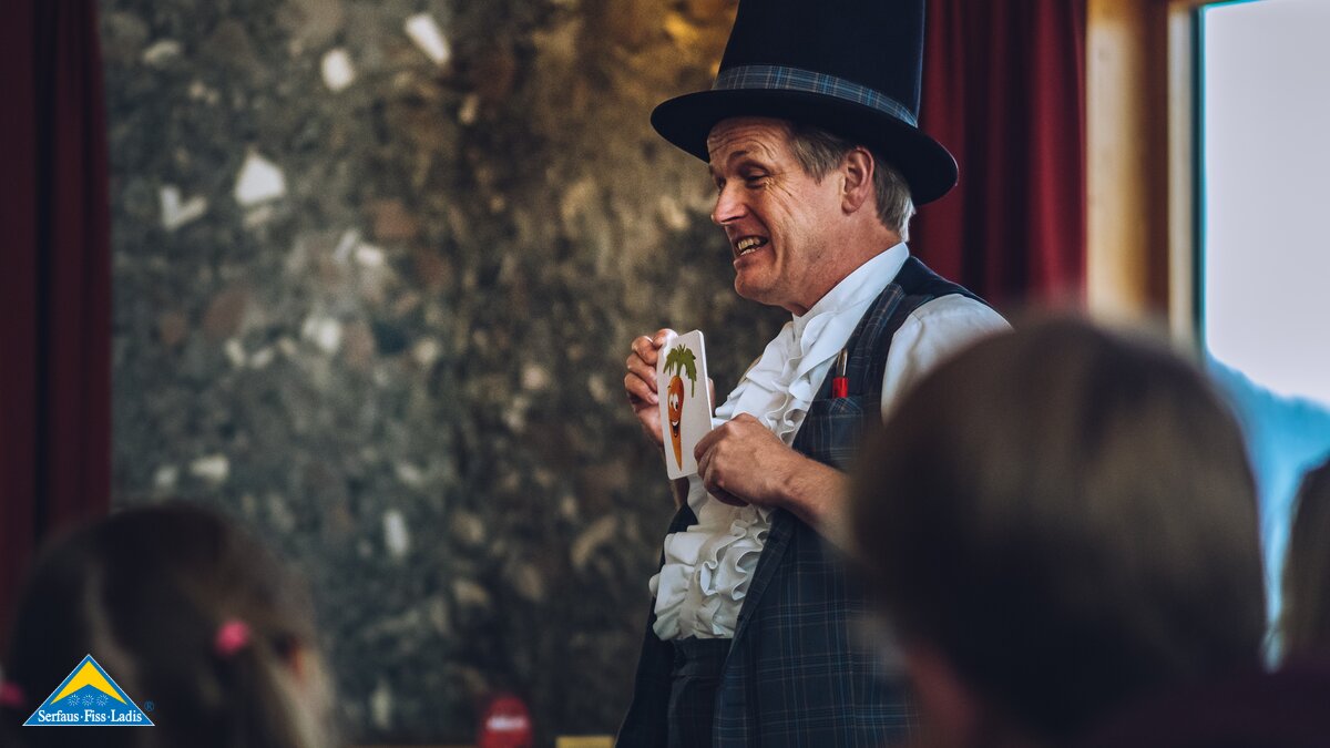 Zauberer Robert Ganahl auf der Möseralm in der Familienregion Serfaus-Fiss-Ladis in Tirol | © Spielvolk