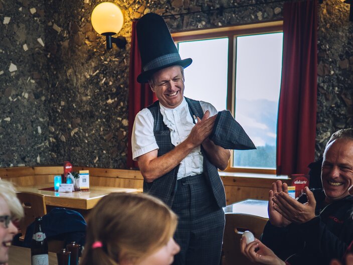 Robert Ganahl führt Zaubertrick vor Familienregion Serfaus-Fiss-Ladis in Tirol | © Spielvolk