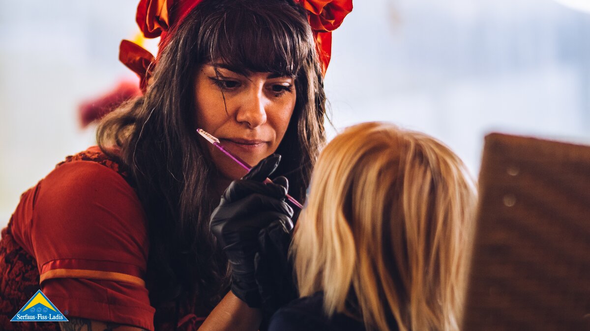 Kinderschminken auf der Möseralm in der Familienregion Serfaus-Fiss-Ladis in Tirol | © Spielvolk