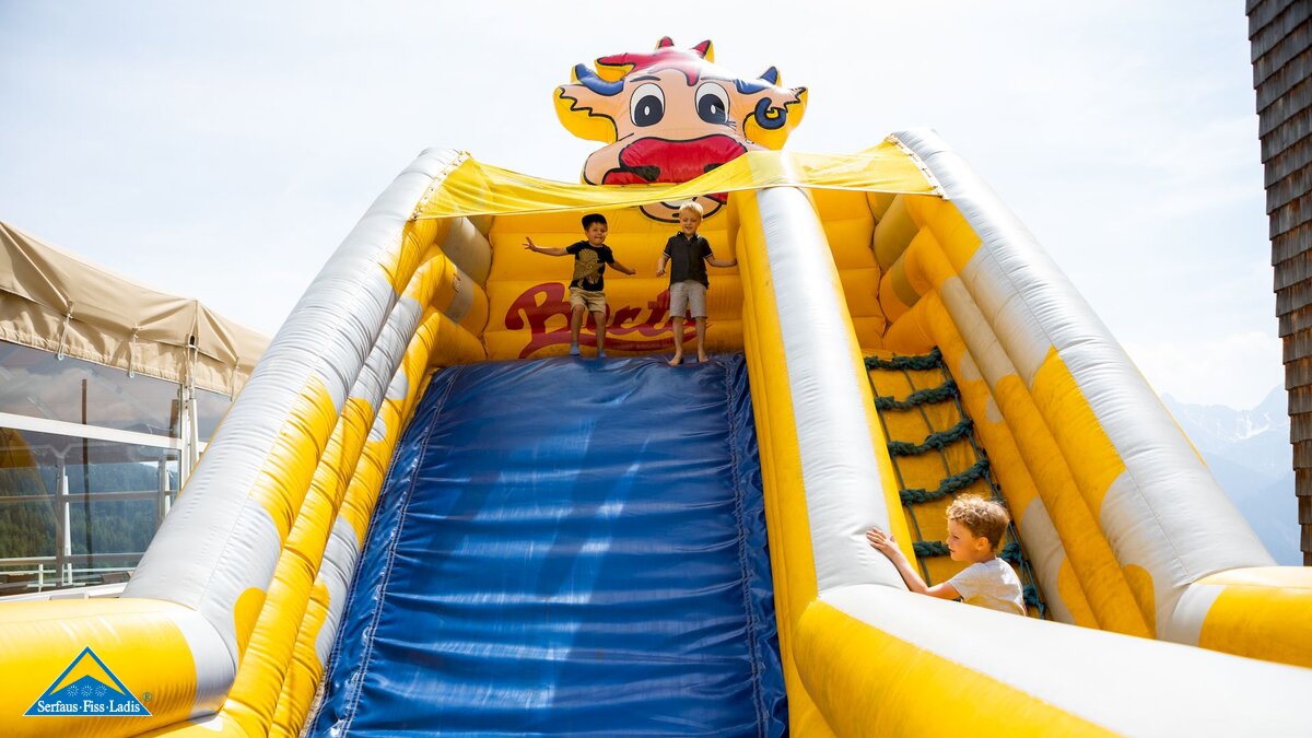 Luftrutsche mit Maskottchen Berta auf der Möseralm in Serfaus-Fiss-Ladis in Tirol | © Serfaus-Fiss-Ladis Marketing GmbH | Andreas Kirschner