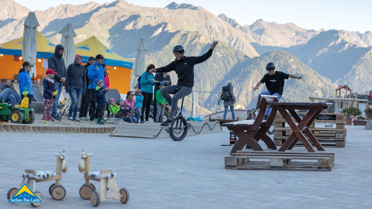 Akrobaten auf Einrad am Berg Familienveranstaltung im Sommer in Serfaus-Fiss-Ladis in Tirol | © Fisser Bergbahnen GmbH | Andreas Kirschner