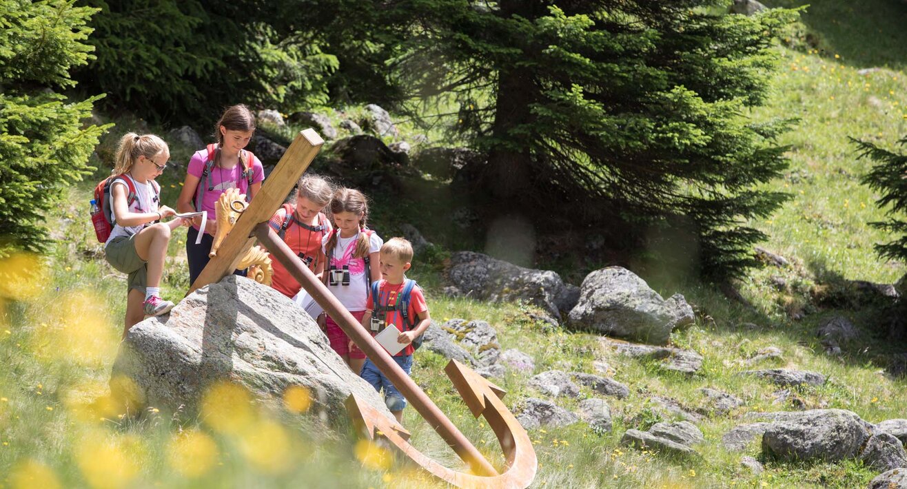 Piratenweg in Serfaus Kinder an einer Spielestation mit einem Schiffsanker Themenweg in Serfaus-Fiss-Ladis in Tirol | © Serfaus-Fiss-Ladis Marketing GmbH | Andreas Kirschner