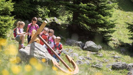 Piratenweg in Serfaus Kinder an einer Spielestation mit einem Schiffsanker Themenweg in Serfaus-Fiss-Ladis in Tirol | © Serfaus-Fiss-Ladis Marketing GmbH | Andreas Kirschner