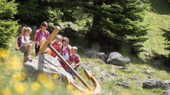 Piratenweg in Serfaus Kinder an einer Spielestation mit einem Schiffsanker Themenweg in Serfaus-Fiss-Ladis in Tirol | © Serfaus-Fiss-Ladis Marketing GmbH | Andreas Kirschner