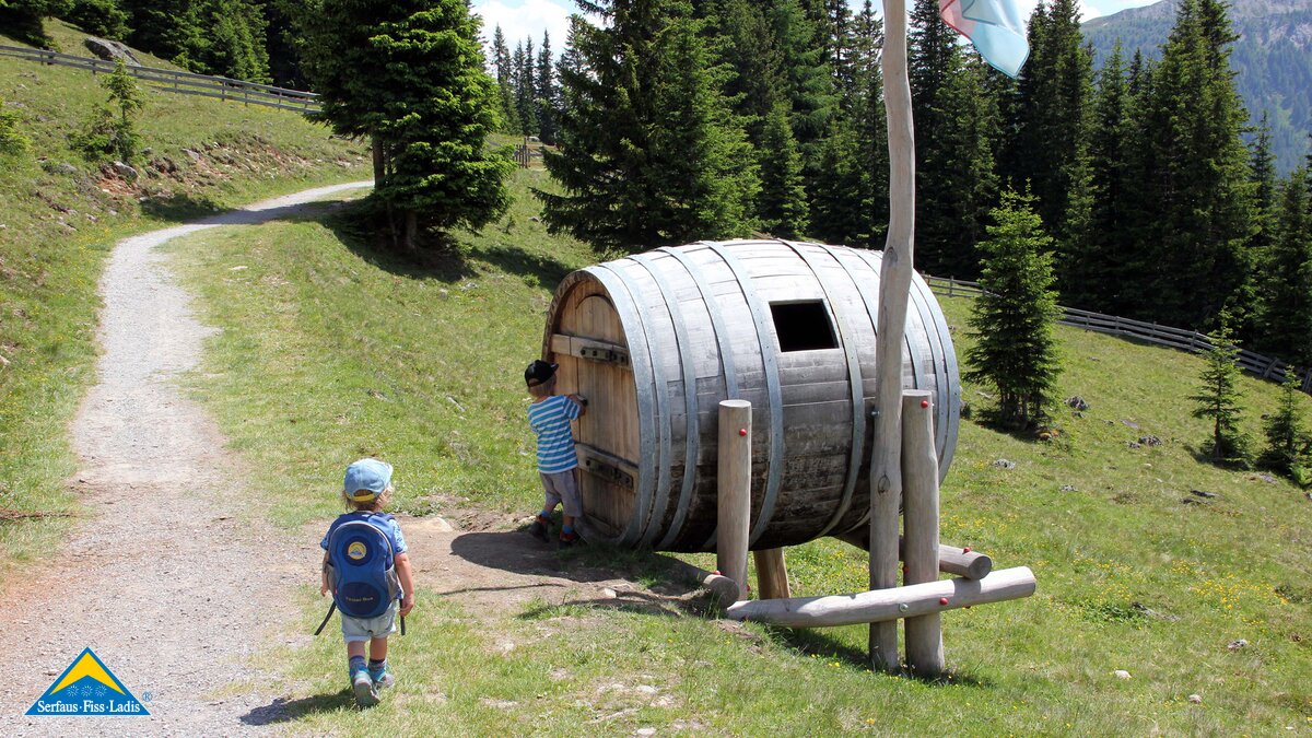 Rätselstation mit Holzfass auf dem Piratenweg Abenteuerwege in Serfaus-Fiss-Ladis in Tirol | © Serfaus-Fiss-Ladis Marketing GmbH