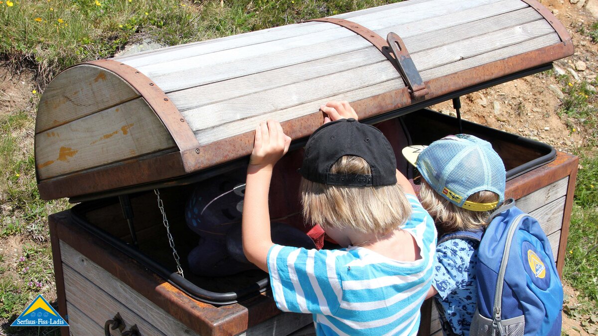 Schatztruhe aus Holz auf dem Piratenweg Abenteuerwege Thomas Brezina Familienregion Serfaus-Fiss-Ladis in Tirol | © Serfaus-Fiss-Ladis Marketing GmbH