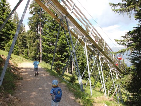 Piratenweg mit Alpkopfbahn und Familien Coaster Schneisenfeger oberhalb des Högsees in Serfaus-Fiss-Ladis in Tirol | © Serfaus-Fiss-Ladis Marketing GmbH