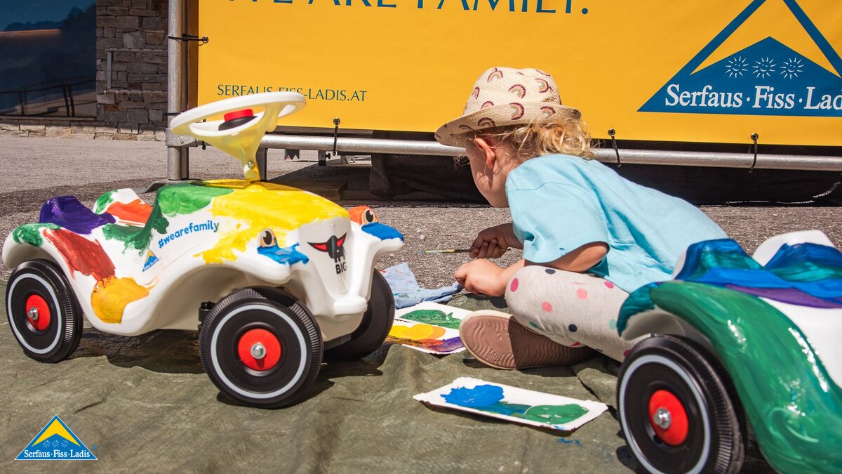 Beim Big Bobby Car Workshop während MOUNDS in Serfaus-Fiss-Ladis Tirol konnten die Kinder die Bobby Cars anmalen | © Anke Schöps | moosearoundtheworld.de