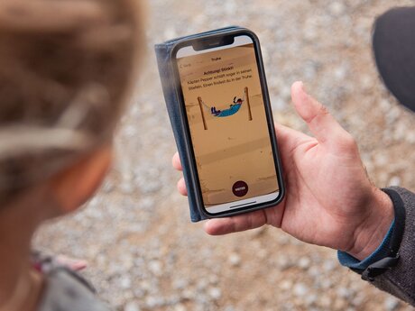 Digital Rätsel lösen auf dem abenteuerlichen Piratenweg in Serfaus-Fiss-Ladis Tirol Österreich Wandern Familie Urlaub | © Anke Schöps | moosearoundtheworld.de