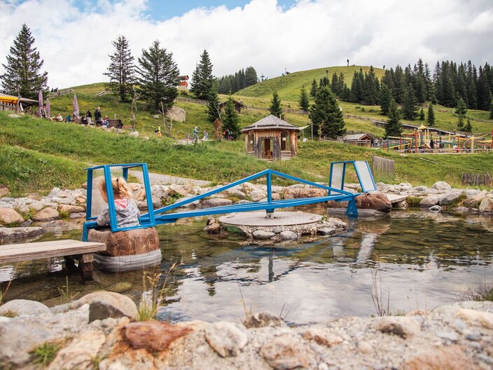 Beim Murmliwasser sind mehrere Spielplätze, Wasserläufe und ein unterirdischer Murmeltierbau Spielspaß in Serfaus-Fiss-Ladis Tirol Österreich | © Anke Schöps | moosearoundtheworld.de