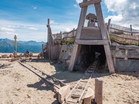 Im Kinderbergwerk auf dem Schönjoch in Fiss sind Kinder auf der Suche nach dem goldenen Schatz Familienurlaub in den Bergen von Serfaus-Fiss-Ladis in Tirol Österreich | © Anke Schöps | moosearoundtheworld.de