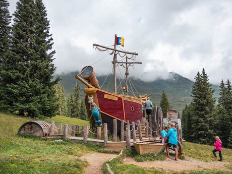 Das Piratenschiff ist eine Station auf dem Themenweg Piratenweg in Serfaus-Fiss-Ladis in Tirol Wandern Rätsel lösen Familienurlaub in den Bergen | © Anke Schöps | moosearoundtheworld.de