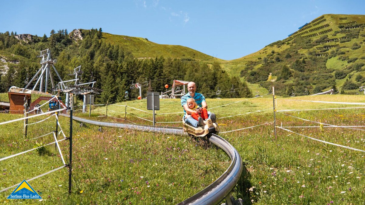 Mit der Sommerrodelbahn Fisser Flitzer in Serfaus-Fiss-Ladis von der Möseralm ins Tal sausen | © Anke Schöps | moosearoundtheworld.de