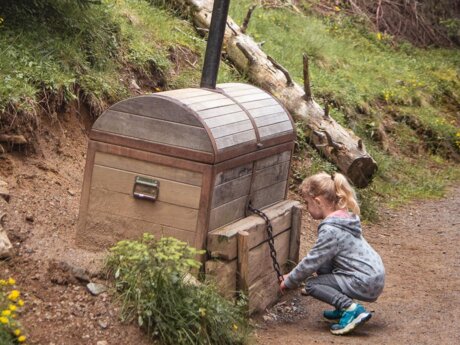 Rätsel lösen auf dem Piratenweg in Serfaus-Fiss-Ladis der von Thomas Brezina konzipiert wurde | © Anke Schöps | moosearoundtheworld.de