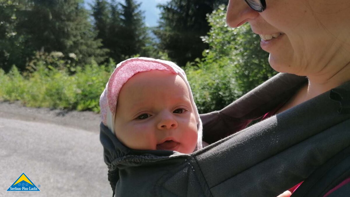 Wanderung mit Rückentrage und Tragetuch in der Familienregion Serfaus-Fiss-Ladis in Tirol | © Serfaus-Fiss-Ladis Marketing GmbH