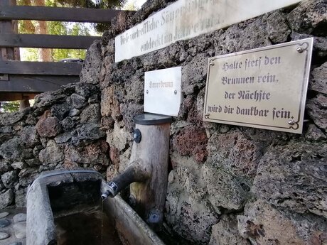In Obladis in der Familienregion Serfaus-Fiss-Ladis in Tirol kostenlos heilendes Wasser am Brunnen abfüllen | © Serfaus-Fiss-Ladis Marketing GmbH