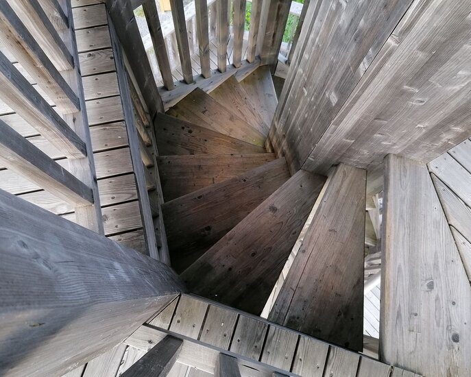 Der hölzerne Wodeturm bei Neuegg oberhalb der Familienregion Serfaus-Fiss-Ladis in Tirol | © Serfaus-Fiss-Ladis