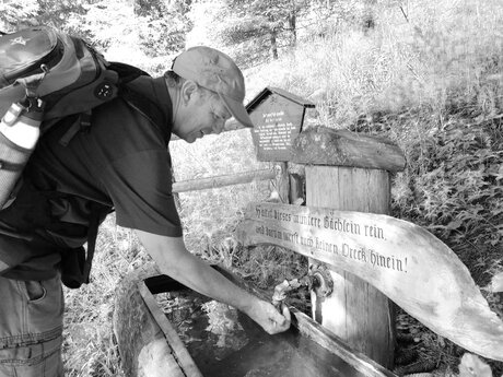 Die Schwefelquelle in Obladis in der Familienregion Serfaus-Fiss-Ladis in Tirol auf dem Wasserwanderweg | © Serfaus-Fiss-Ladis Marketing GmbH