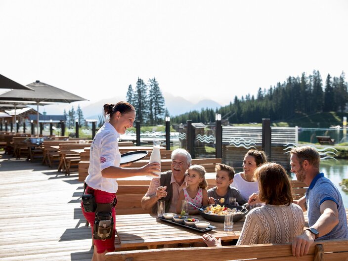 Famiilie beim Einkehren in der Seealm Hög Sonnenterrasse in Serfaus-Fiss-Ladis Sommer | © Serfaus-Fiss-Ladis Marketing GmbH | Daniel Zangerl