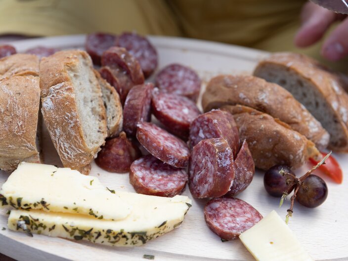 Brettljause mit Würstchen und Käse Wandern in Serfaus-Fiss-Ladis in Tirol | © Serfaus-Fiss-Ladis Marketing GmbH | Andreas Kirschner