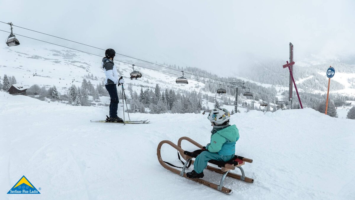 Auch mit einem Kleinkind lässt sich der Ski-Urlaub genießen. | © littlecity.ch