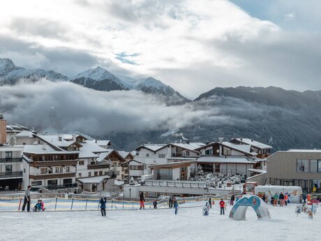 Mitten im Dorf von Serfaus befindet sich der Murmlipark für die kleinsten Skifahrer. | © littlecity.ch