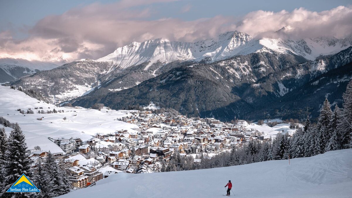 Mit einem genialen Blick auf das Dorf Serfaus weiß die Waldabfahrt in Serfaus-Fiss-Ladis zu überzeugen | © littlecity.ch