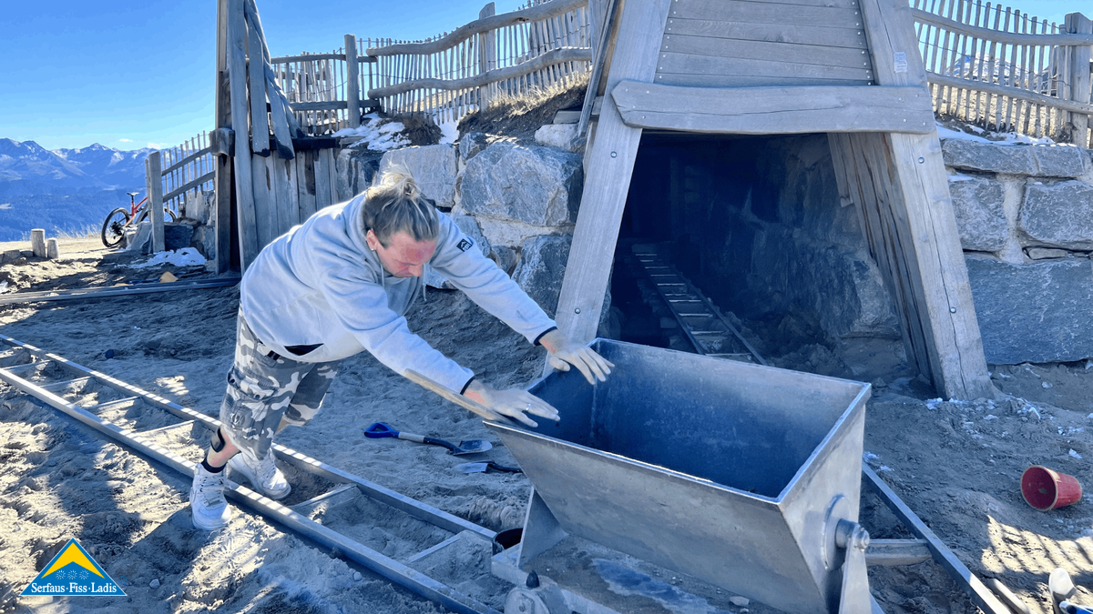 An der Bergstation der roten Schönjochbahn in Fiss gibt es ein Kinder-Bergwerk zum Spielen. | © unaufschiebbar.de
