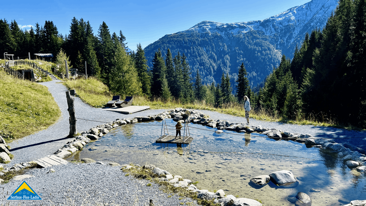 Beim Murmliwasser in Serfaus gibt es Floße, mit denen die Kinder spielen können.  | © unaufschiebbar.de