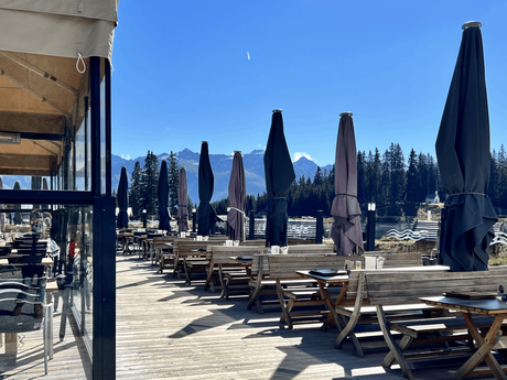 Die Terrasse auf der Seealm Hög in Serfaus bietet ein wunderschönen Ausblick auf den Högsee. | © unaufschiebbar.de
