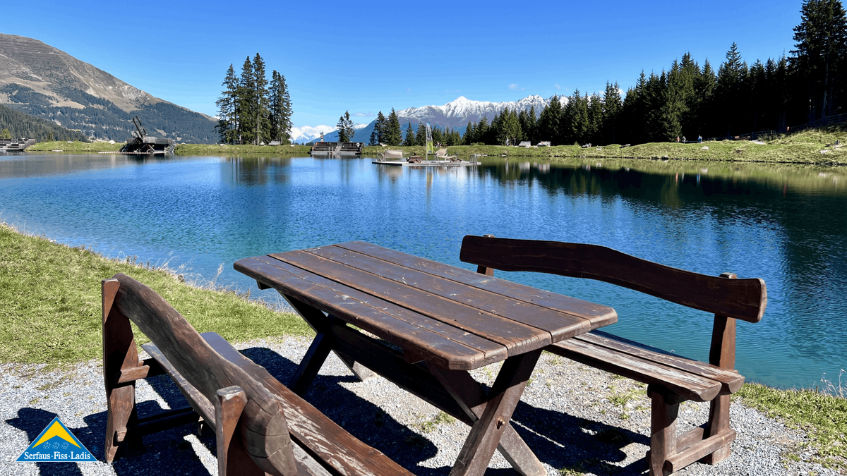 Am Högsee in Serfaus stehen für ein Picknick Bänke bereit.  | © unaufschiebbar.de