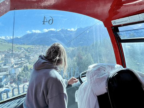 Die Aussicht aus der Alpkofbahn in Serfaus ist direkt auf das schöne Bergdorf Serfaus gerichtet. | © unaufschiebbar.de