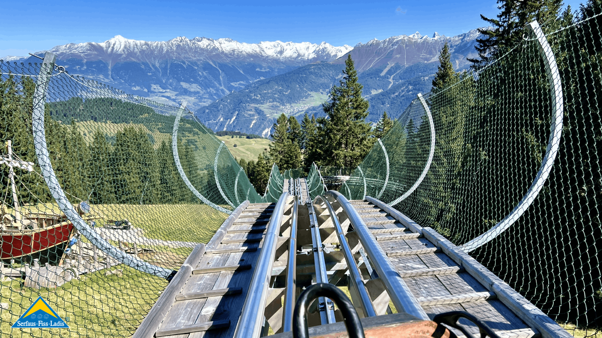 Auf der Ganzjahresrodelbahn Familien-Coaster Schneisenfeger in Serfaus Fiss Ladis ist Spaß für Groß und Klein garantiert. | © unaufschiebbar.de