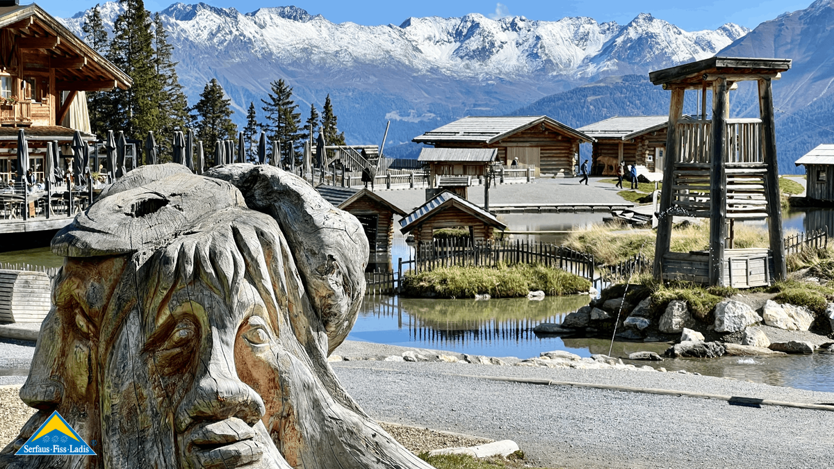 Kunstvolle Schnitzereien gibt es am Högsee in Serfaus zu begutachten. | © unaufschiebbar.de