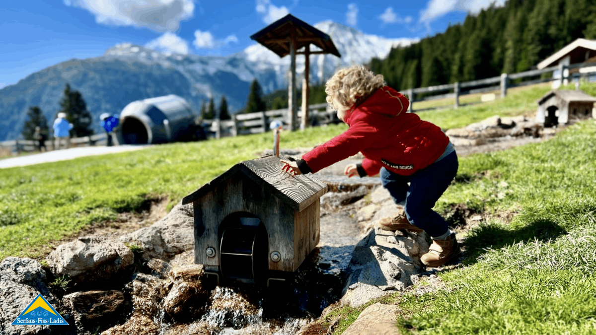 Im Erlebnispark Hög in Serfaus gibt es auch einen Ort, wo die Kinder mit Wasser spielen können.  | © unaufschiebbar.de