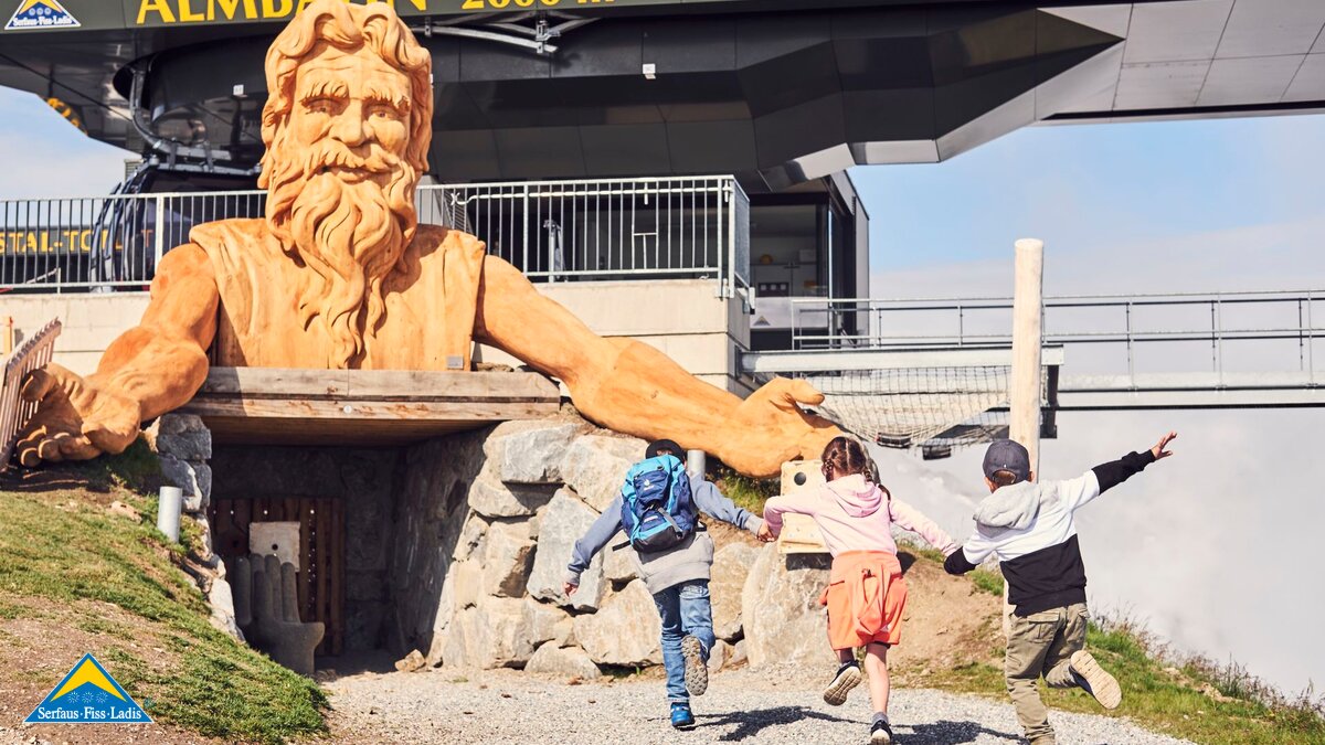 Der Goldener-Mann-Weg ist ein interaktiver Themenweg für die ganze Familie in Serfaus-Fiss-Ladis in Tirol | © Serfaus-Fiss-Ladis Marketing GmbH | christianwaldegger.com