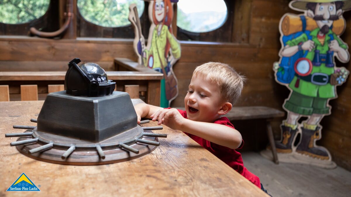 Abenteuerlicher Themenweg Forscherpfad in der Familienregion Serfaus-Fiss-Ladis | © Serfaus-Fiss-Ladis Marketing GmbH | Andreas Kirschner