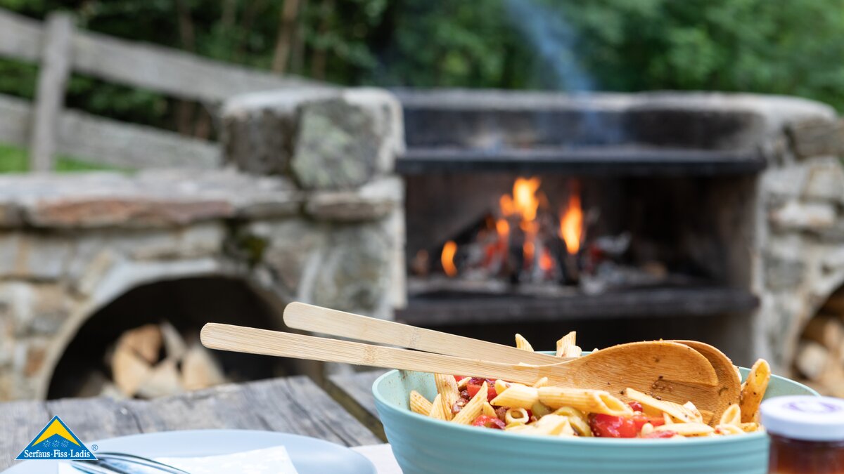 Schöner Grillplatz mit Genussbänken zum Verweilen in Serfaus-FIss-Ladis | © Serfaus-Fiss-Ladis Marketing GmbH | Andreas Kirschner