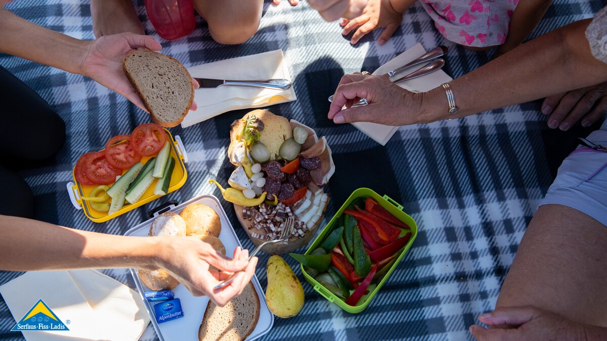 Leckeres Picknick in den Bergen von Serfaus-Fiss-Ladis | © Serfaus-Fiss-Ladis Marketing GmbH | Daniel Zangerl