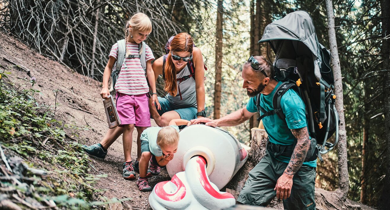 Wandern mit Kindern auf dem Hexenweg in Serfaus-Fiss-Ladis in Tirol | © Serfaus-Fiss-Ladis Marketing GmbH | Christian Waldegger