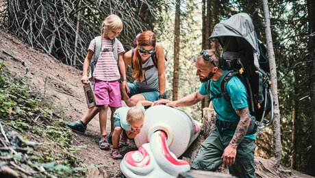 Wandern mit Kindern auf dem Hexenweg in Serfaus-Fiss-Ladis in Tirol | © Serfaus-Fiss-Ladis Marketing GmbH | Christian Waldegger